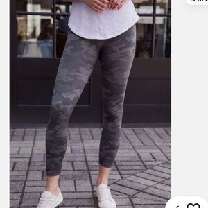SPANX- cropped Lamn leggings- sage camo